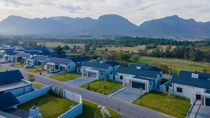 For Sale: House in Paarl South with 3 beds, open-plan living, and customizable finishes.