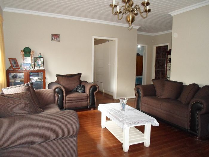 5-Bedroom House with Pool and Flat For Sale in Charleston Hill, Paarl.