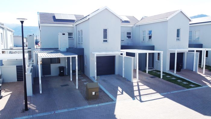 3-Bedroom Townhouse For Sale in Klein Parys with Mountain Views and Secure Parking.