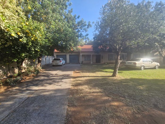 Geelhoutpark House For Sale: 4 beds, 2 baths, double garage, near schools and shops.