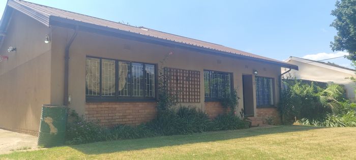 Geelhoutpark House For Sale: 3 beds, flatlet, borehole, spacious yard, garage.