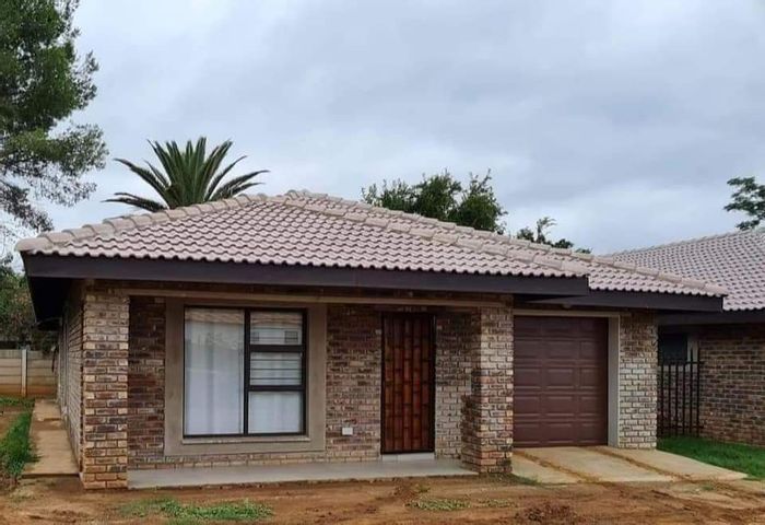 Zeerust Central House For Sale: 3 bedrooms, en-suite, garage, courtyard, near amenities.
