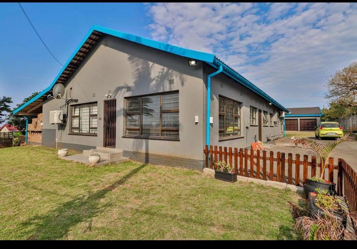 For Sale: House in Catalina Bay with sea-view patio, 4 bedrooms, and security features.