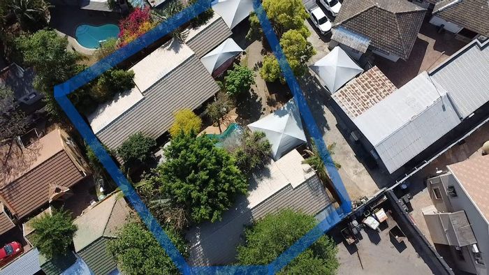 Investment opportunity: Two houses, pool, lapa, prime Bo Dorp location, for sale.