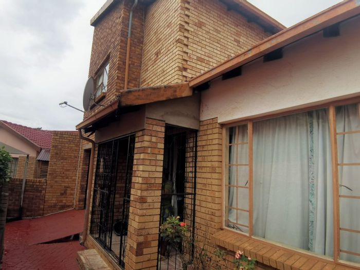 Geelhoutpark House For Sale: 4 bedrooms, garage, spacious living, convenient location.