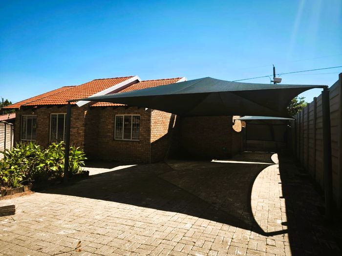 3-Bedroom House To Rent in Bo Dorp with 2 Bathrooms and Parking.