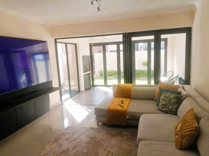 Cashan Townhouse To Rent: 3 Bedrooms, private garden, braai area, secure parking.