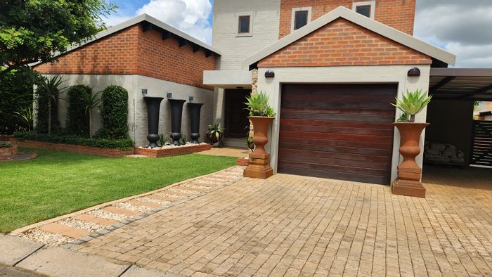 House For Sale in Waterval East: 3 Bedrooms, Jacuzzi, Spacious Outdoor Entertainment Area.