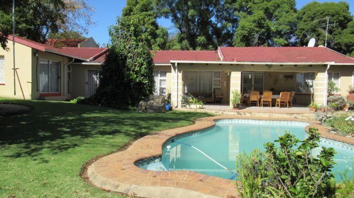For Sale: 4-Bedroom House in Ferndale with Pool and Multiple Living Areas.