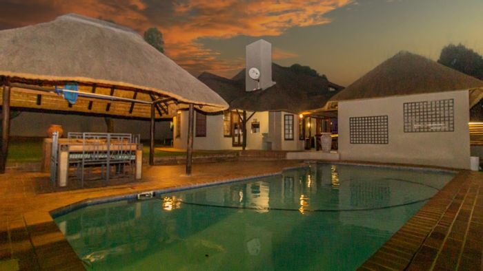 For Sale: House in Sundowner with cinema room, pool, and spacious garages.