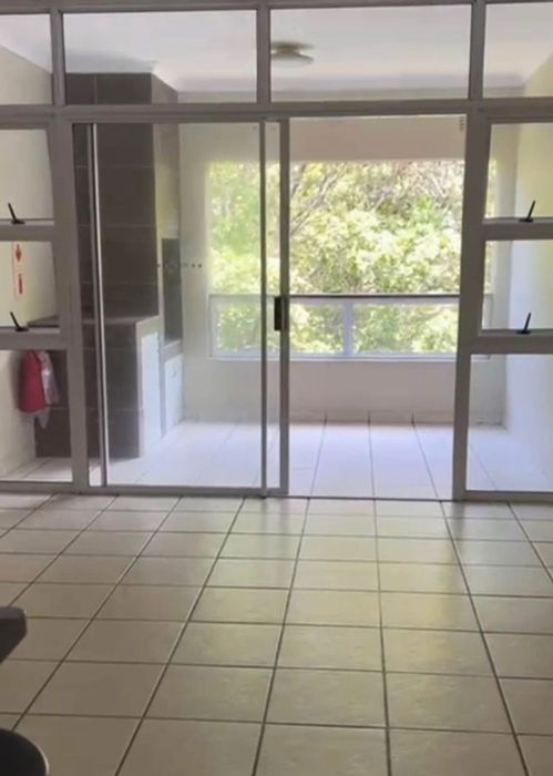 Uvongo Townhouse For Sale: 2-Bed, 1-Bath, near beach and amenities.