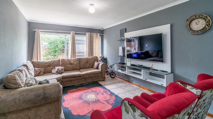 Northwold Townhouse For Sale: 3 Bedrooms, garden, secure complex near amenities.