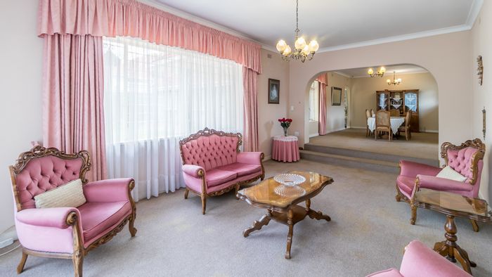 Linden House For Sale: 4 Bedrooms, expansive garden, built-in bar, spacious layout.