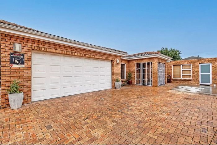 For Sale: Spacious 5-bedroom house in Sonkring with pool, flatlet, and entertainment areas.