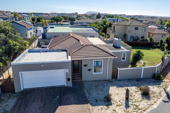 For Sale: House in Parklands with braai room, jacuzzi, and solar-heated pool.