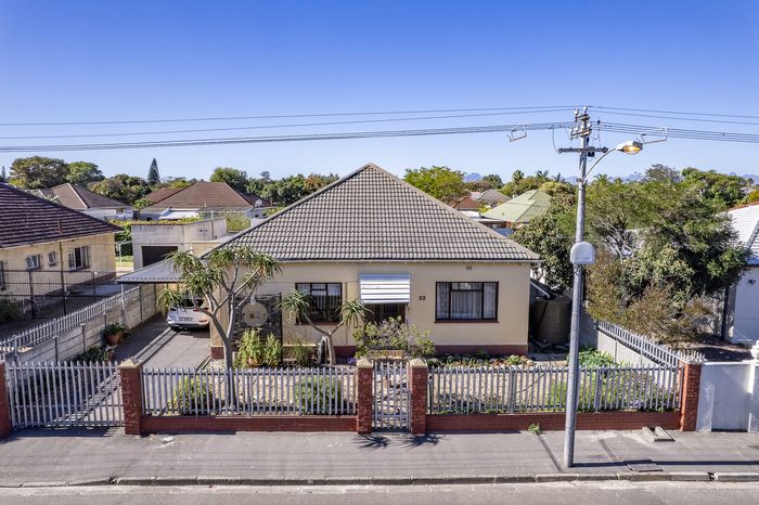 For Sale: House in Kempenville with flatlet, spacious yard, and secure parking.