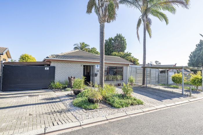 For Sale: House in Protea Heights with Braai room, flatlet, and secure parking.
