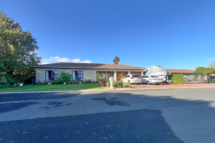 Vredekloof House For Sale: 4 beds, flatlet, pool, office space, family-friendly location.