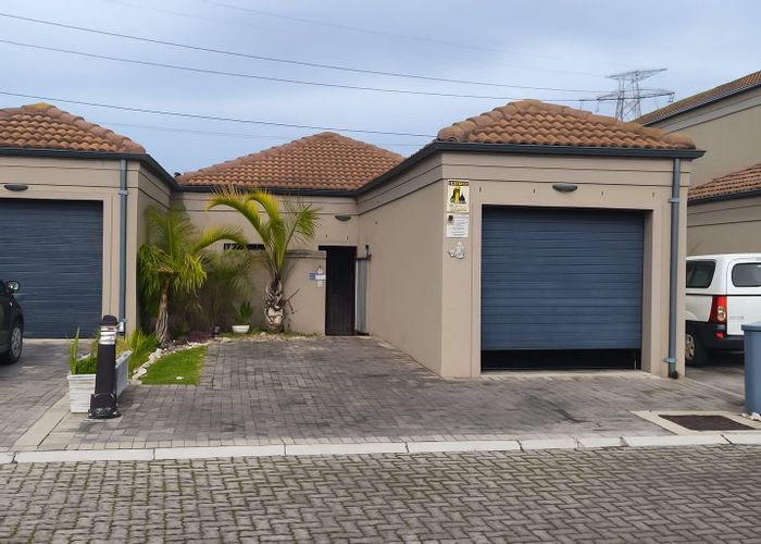 For Sale: Townhouse in Protea Heights with 3 beds, security, and scenic views.