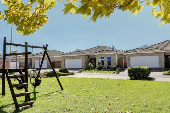 For Sale: House in Sonkring with 3 bedrooms, garden, double garage, and secure estate.