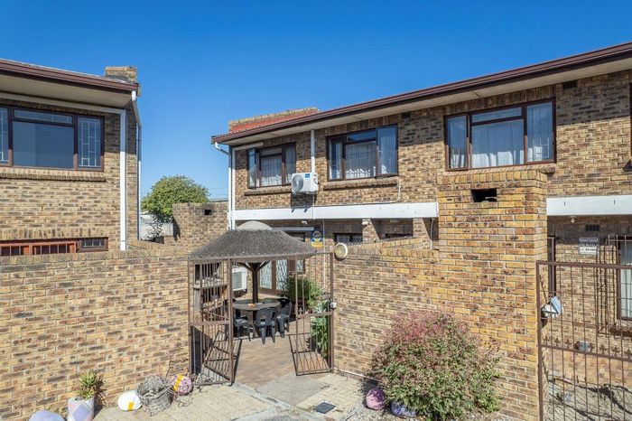3-Bedroom Townhouse in Stikland For Sale: Secure complex, lift, pet-friendly, ample parking.