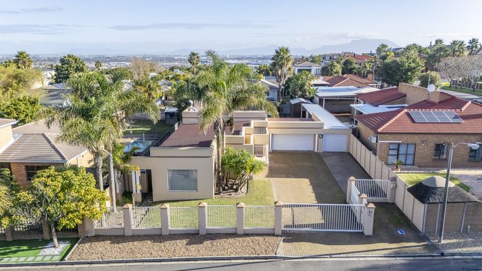 For Sale: House in Protea Heights with pool, braai room, and ample parking.