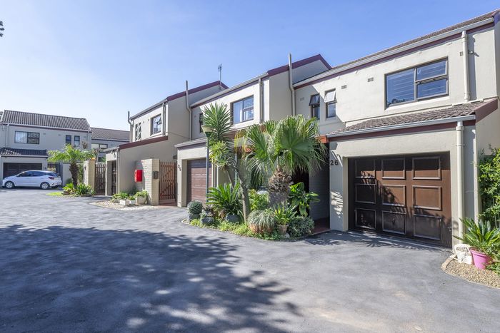 La Rochelle Townhouse For Sale: 3 bedrooms, courtyard, built-in braai, secure complex.