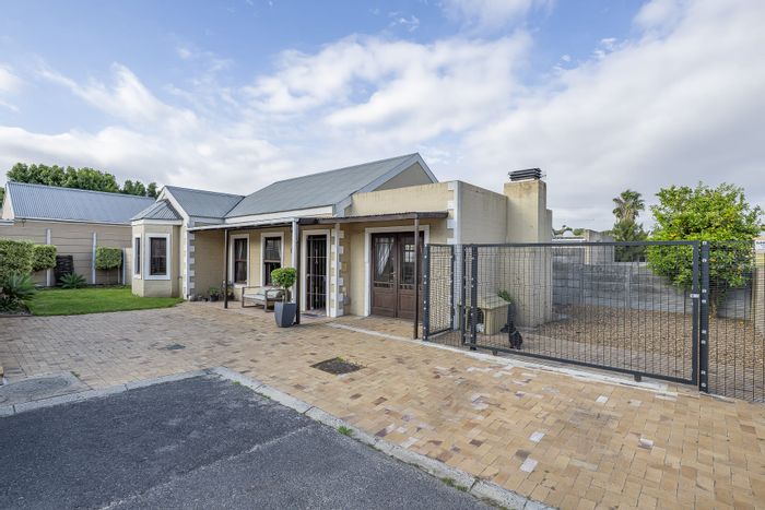 Vredenberg Townhouse For Sale: 2 beds, indoor braai, private garden, secure parking.