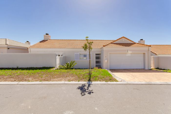 For Sale: Spacious Pinehurst house with indoor braai, patio, and security features.