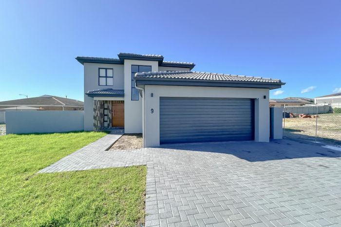 Rouxville Townhouse For Sale: 3 Bedrooms, Braai Room, Double Garage, Spacious Layout.