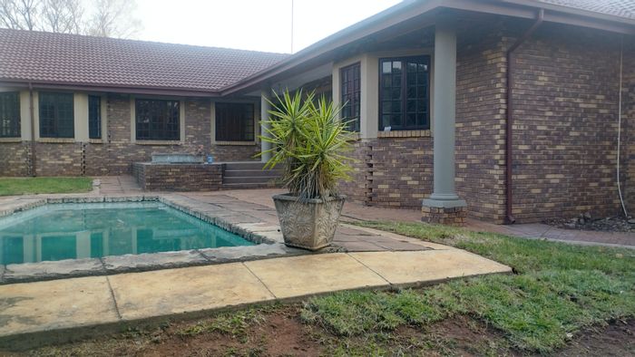 4-Bedroom House To Rent in Highveld with pool, garden, and ample parking.