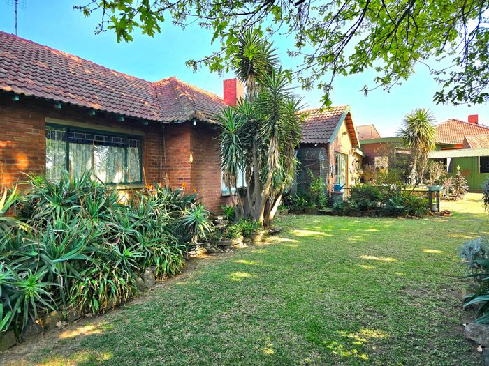 For Sale: Spacious 3-bedroom house in Rietkuil Central with pool and ample parking.