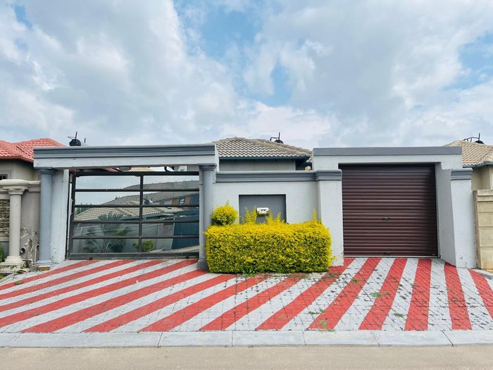 For Sale: Riverside View House with 3 bedrooms, gated, and spacious kitchen.