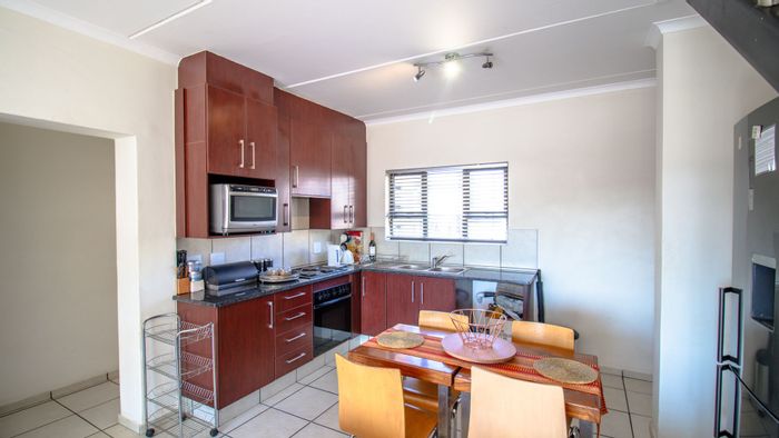 3-Bedroom Townhouse in Barbeque Downs To Rent with backup power and balcony views.
