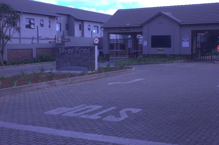 Crystal Park Apartment To Rent: 3 beds, 2 baths, pet-friendly, near schools and shops.