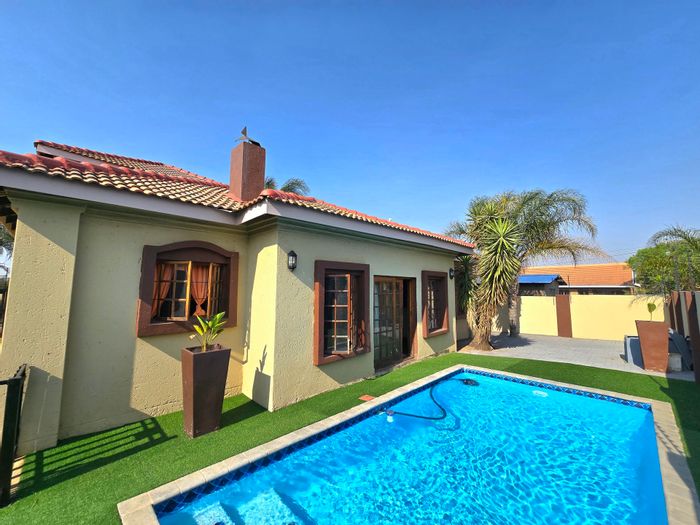 For Sale: House in Aerorand with pool, double garage, and open-plan living.