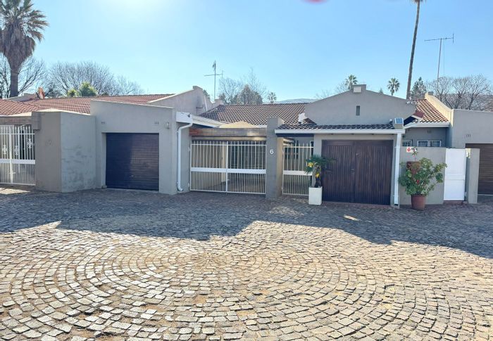 Bruma House For Sale: 3 bedrooms, flatlet, patio, secure complex, prime location.