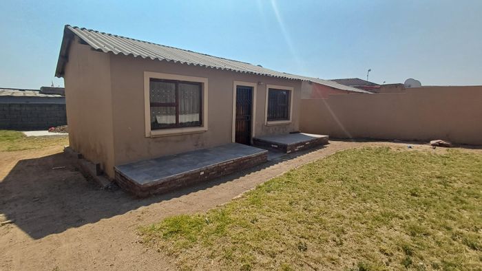 House To Rent in Moedi: 2 Bedrooms, prepaid electricity, close to amenities.