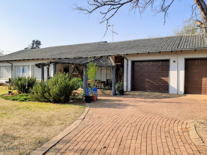 Riamar Park House For Sale: 3 bedrooms, double garage, spacious yard, convenient location.