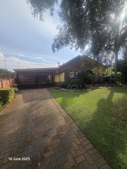 Rayton Central House For Sale: Spacious 3-bed, large garden, entertainment area, secure parking.