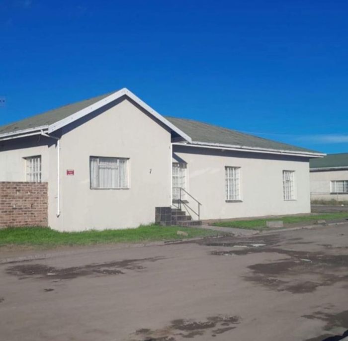 For Sale: House in Steynsburg Central with 3 beds, business-ready vacant plot.
