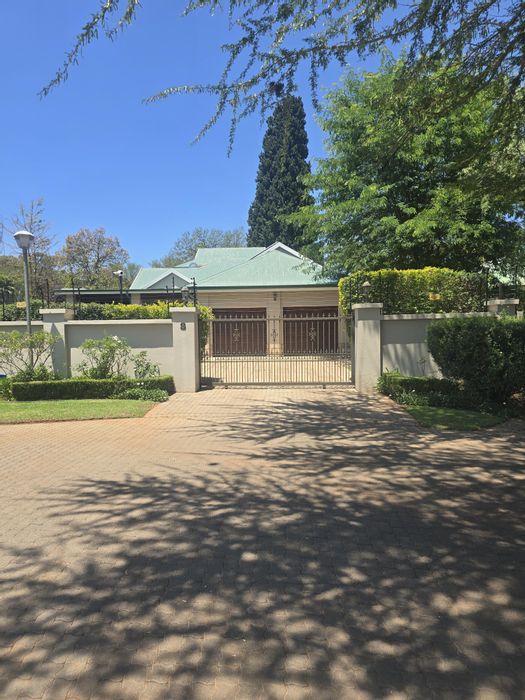 For Sale: House in Cullinan Central with pool, solar energy, and golf course views.