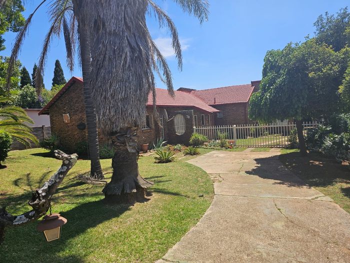 Rayton Central House For Sale: 4 beds, entertainment area, double gate, versatile 4th room.