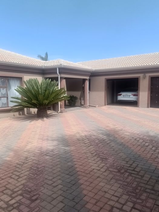 Rayton Central House For Sale: 4 bedrooms, spacious kitchen, entertainment area, double garage.