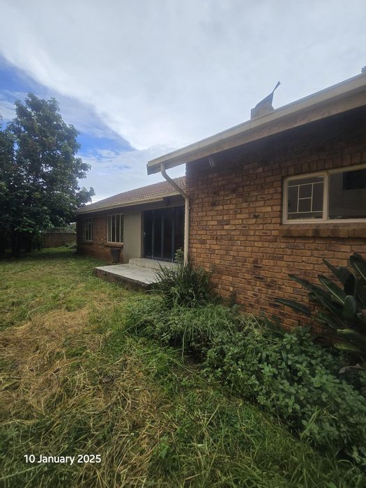 3-Bedroom House in Rayton Central For Sale, near schools and shopping amenities.