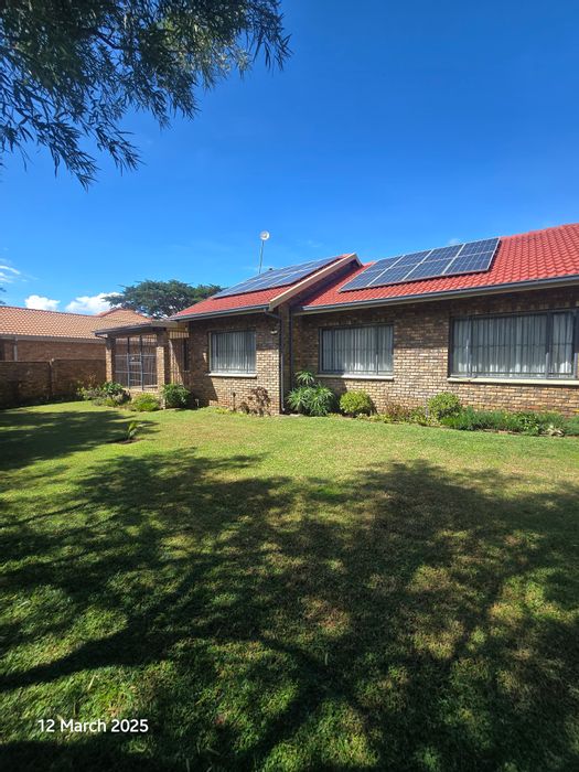 Rayton Central House For Sale: Off-the-grid, solar-powered, spacious living with pool.