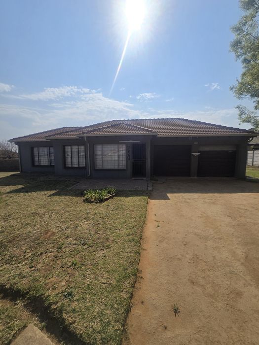 House for Sale in Rayton Central: 3 Bedrooms, Open-Plan Living, Double Garage.