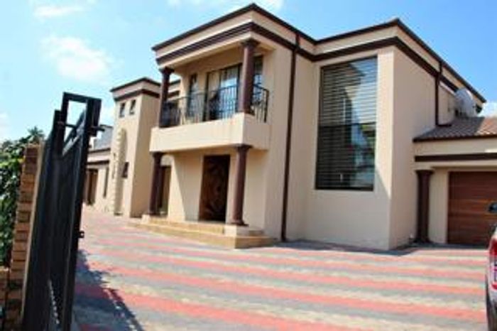 For Sale: Spacious 5-bedroom house with pool, study, and 4 garages in Rayton Central.