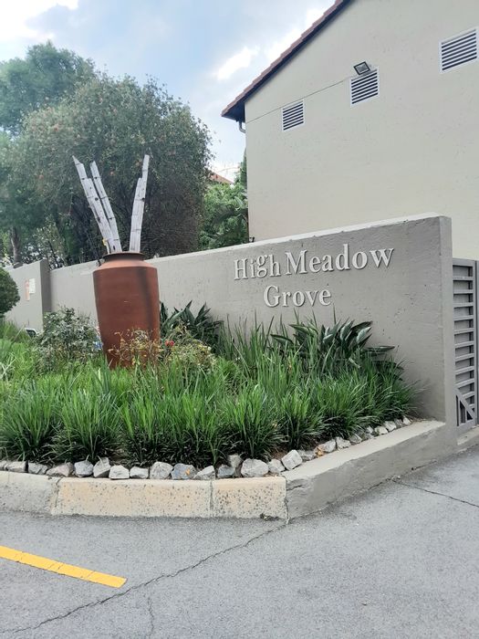 2 Bed Apartment To Rent in Paulshof with pool, squash court, and 24hr security.