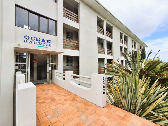 Ramsgate Apartment For Sale: Beach access, pool, balcony, 2 bedrooms, secure complex.